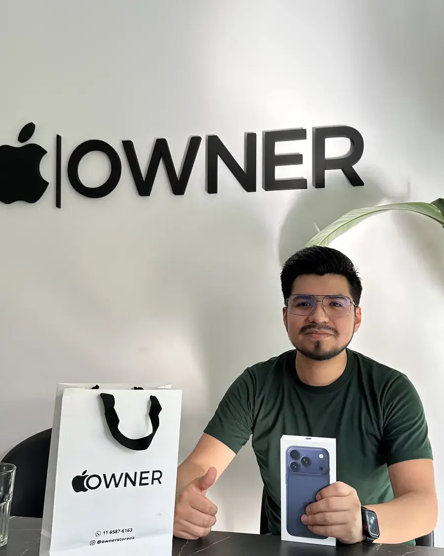 Cliente de Owner Store con su compra, en la oficina