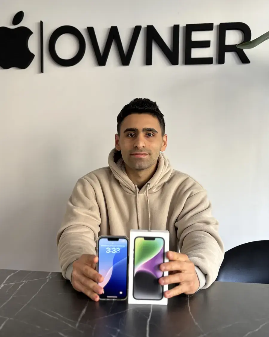 Cliente de Owner Store con su compra, en la oficina