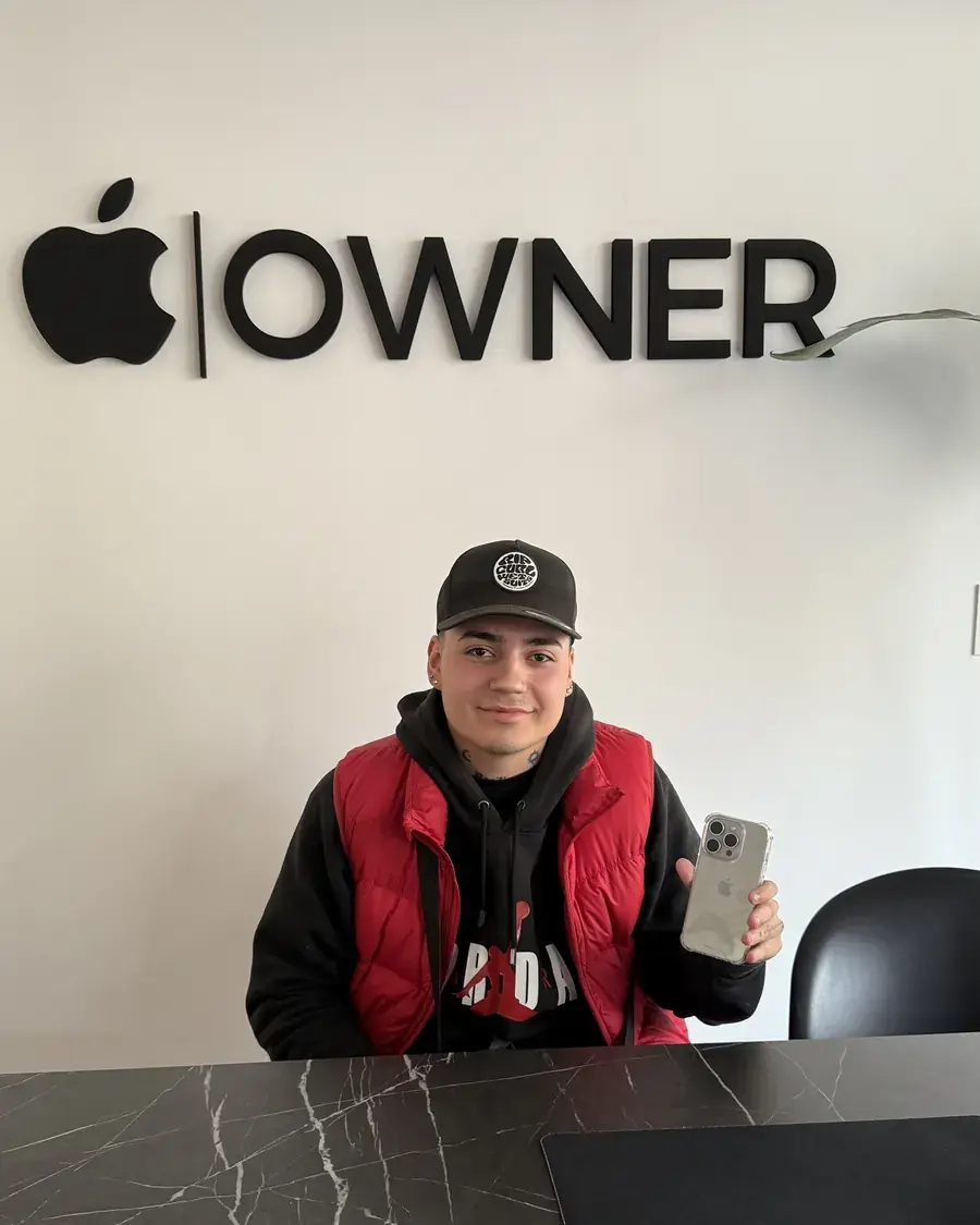 Cliente de Owner Store con su compra, en la oficina