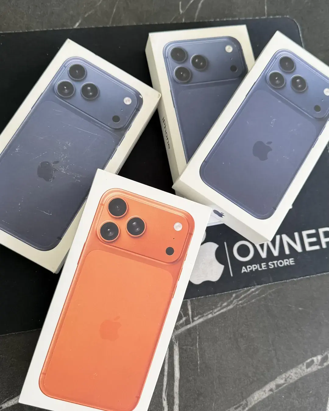iPhone 17 Pro en caja, en naranja y azul