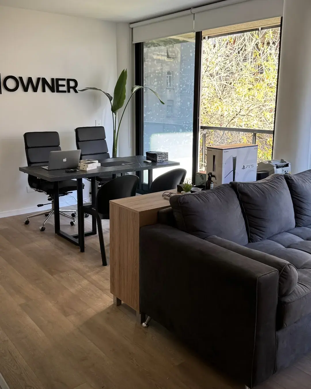 Oficina de Owner Store en Belgrano, con escritorio y sillón